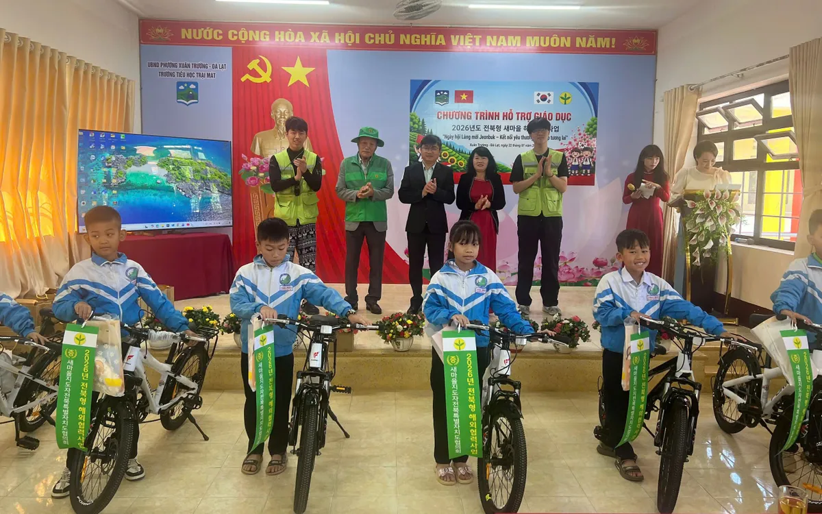 Đoàn thiện nghuyện đã trao tặng một tivi cho thư viện nhà trường nhằm hỗ trợ hoạt động dạy và học. Đồng thời, 23 chiếc xe đạp cũng được trao đến các em học sinh có hoàn cảnh khó khăn, tiếp thêm động lực để các em vươn lên trong học tập.

