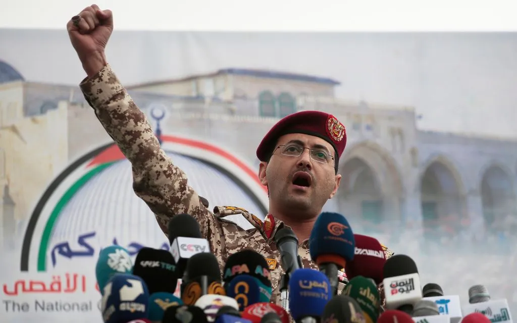 Người phát ngôn quân sự Houthi Yahya Saree phát biểu tại một cuộc tuần hành ở thủ đô Sanaa, Yemen, ngày 18/4/2025 (Ảnh: AP/Osamah Abdulrahman)