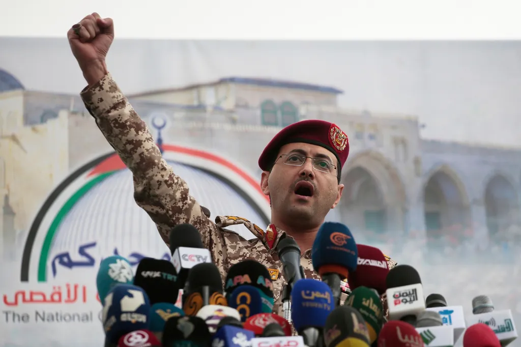Houthi tuy&ecirc;n bố tấn c&ocirc;ng hai t&agrave;u tr&ecirc;n Biển Đỏ- Ảnh 1.