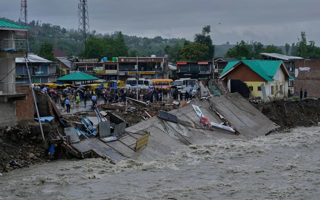 Khu phức hợp mua sắm bị hư hại sau mưa lớn gần Lalpora, phía Tây Bắc Srinagar, Kashmir do Ấn Độ kiểm soát, ngày 22/7/2026 (Ảnh: AP/Mukhtar Khan)