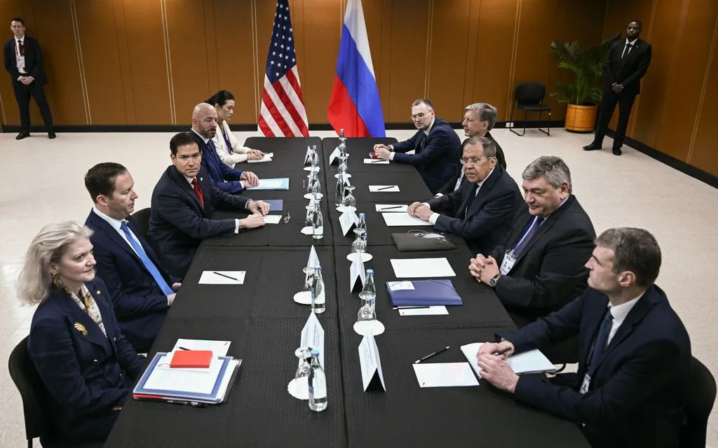 Ngoại trưởng Nga Sergey Lavrov (phải) hội đàm với Ngoại trưởng Mỹ Marco Rubio bên lề Hội nghị Bộ trưởng Ngoại giao ASEAN tại Philippines ngày 23/7/2026 (Ảnh: AP)