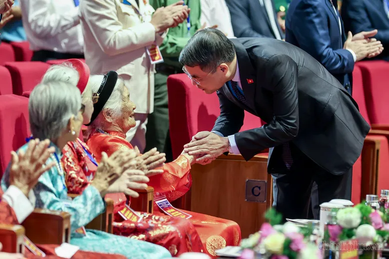 Thủ tướng: Chăm lo người c&oacute; c&ocirc;ng với c&aacute;ch mạng l&agrave; chủ trương nhất qu&aacute;n, thể hiện t&iacute;nh nh&acirc;n văn s&acirc;u sắc - Ảnh 1.