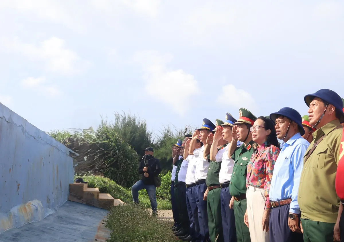 Cảnh s&aacute;t biển Việt Nam đồng h&agrave;nh c&ugrave;ng qu&acirc;n v&agrave; d&acirc;n đặc khu Ph&uacute; Qu&yacute; - Ảnh 1.