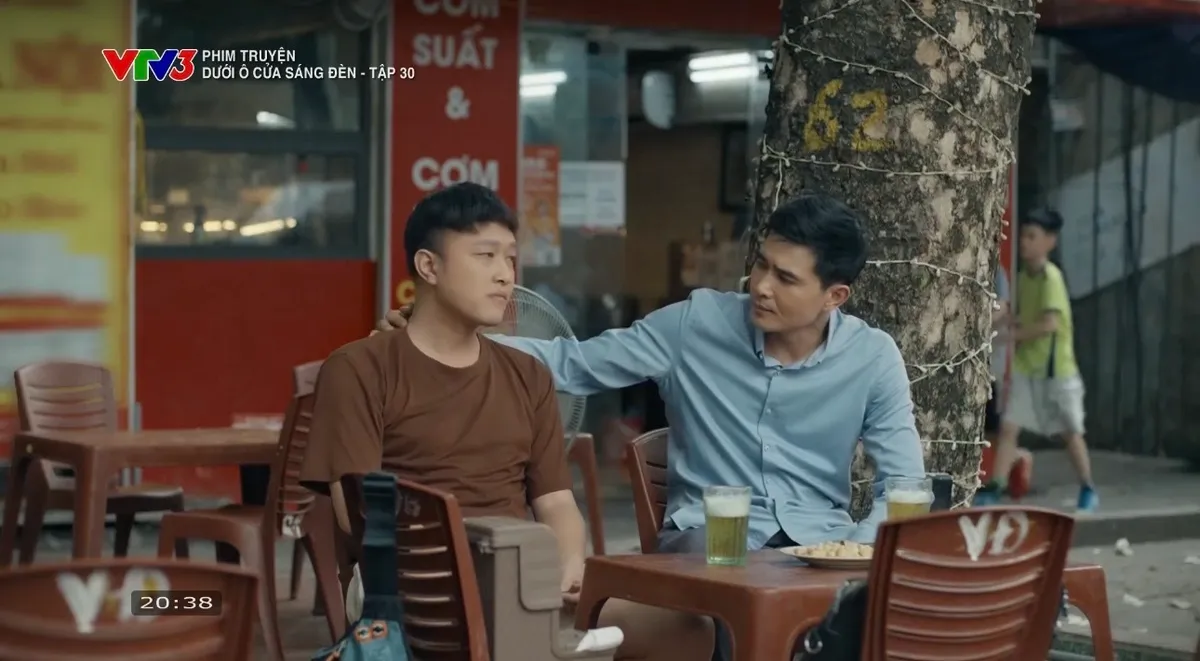 Dưới &ocirc; cửa s&aacute;ng đ&egrave;n - Tập 30: Bằng tỏ t&igrave;nh th&agrave;nh c&ocirc;ng với V&acirc;n - Ảnh 14.