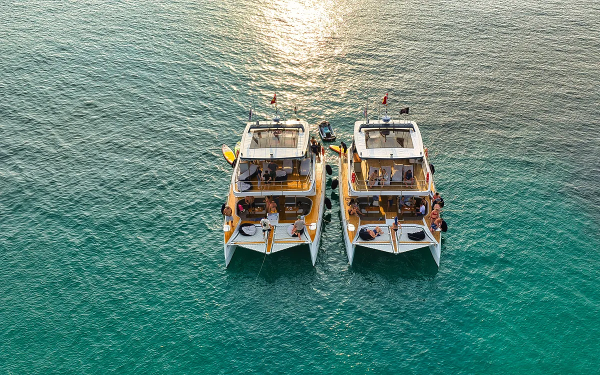 Giữa làn nước trong xanh của vịnh Nha Trang, những chuyến du ngoạn trên biển là lựa chọn của nhiều du khách. Ảnh: Đỗ Kim Hoàng
