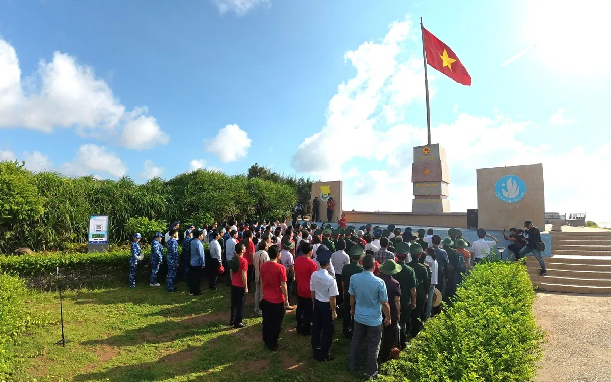Quang cảnh chào cờ.