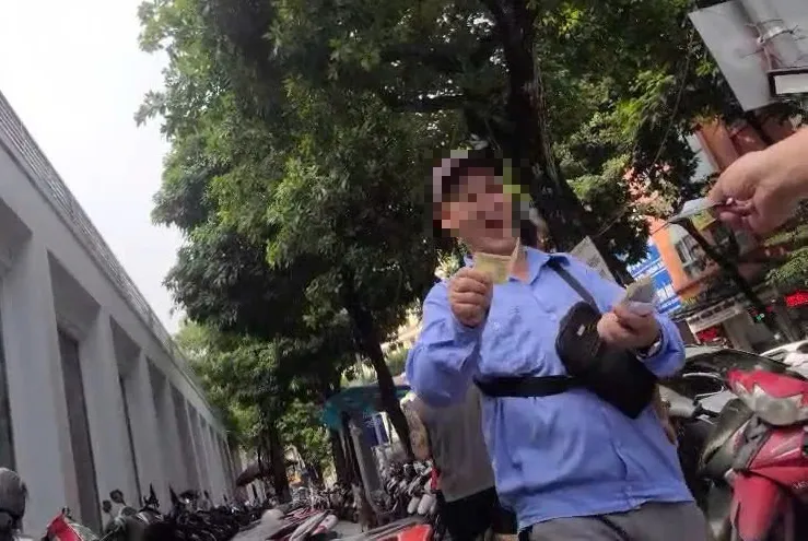 Hà Nội: Xử phạt 30 triệu đồng bãi xe để nhân viên thu tiền mặt "uống trà đá" - Ảnh 1.