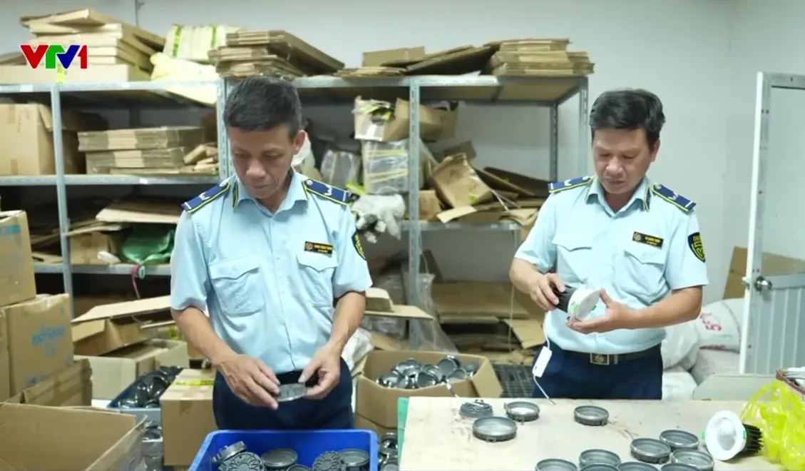 Thu giữ h&agrave;ng ngh&igrave;n đ&egrave;n LED giả xuất xứ Việt Nam- Ảnh 1.