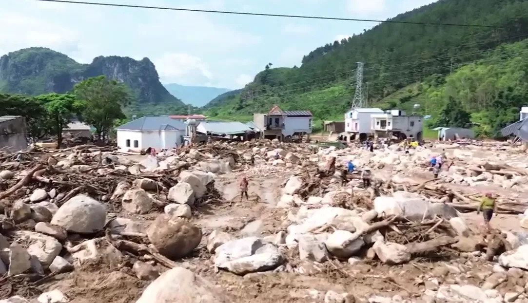 Nhiều đội cứu hộ thiện nguyện đưa máy móc hạng nặng hỗ trợ vùng lũ Lai Châu- Ảnh 1.