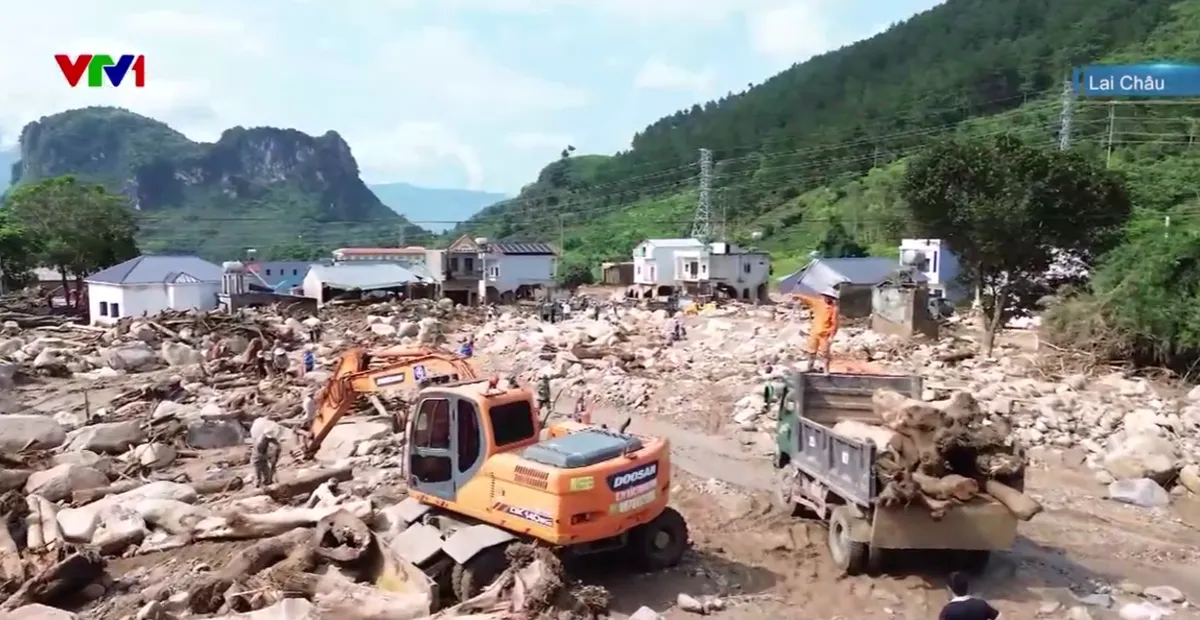 Nhiều đội cứu hộ thiện nguyện đưa máy móc hạng nặng hỗ trợ vùng lũ Lai Châu- Ảnh 2.