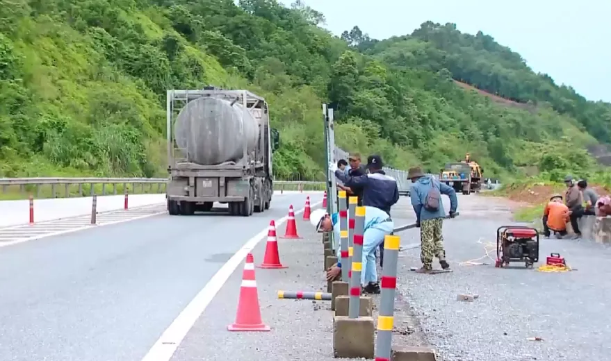 Nhiều đoạn rào chắn công trường trên cao tốc Nội Bài - Lào Cai được hạ thấp để bảo đảm an toàn - Ảnh 1.