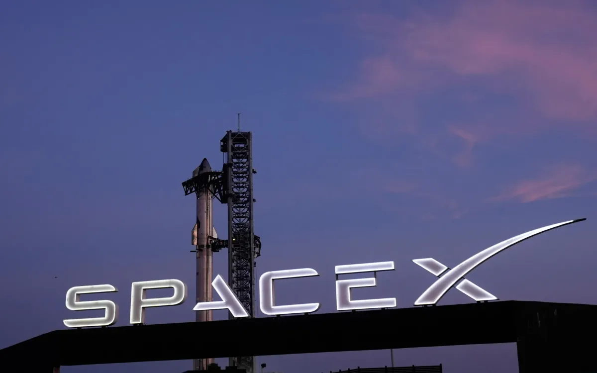 Elon Musk để ngỏ khả năng s&aacute;p nhập Tesla v&agrave; SpaceX - Ảnh 1.