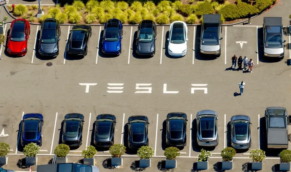Elon Musk để ngỏ khả năng s&aacute;p nhập Tesla v&agrave; SpaceX - Ảnh 1.