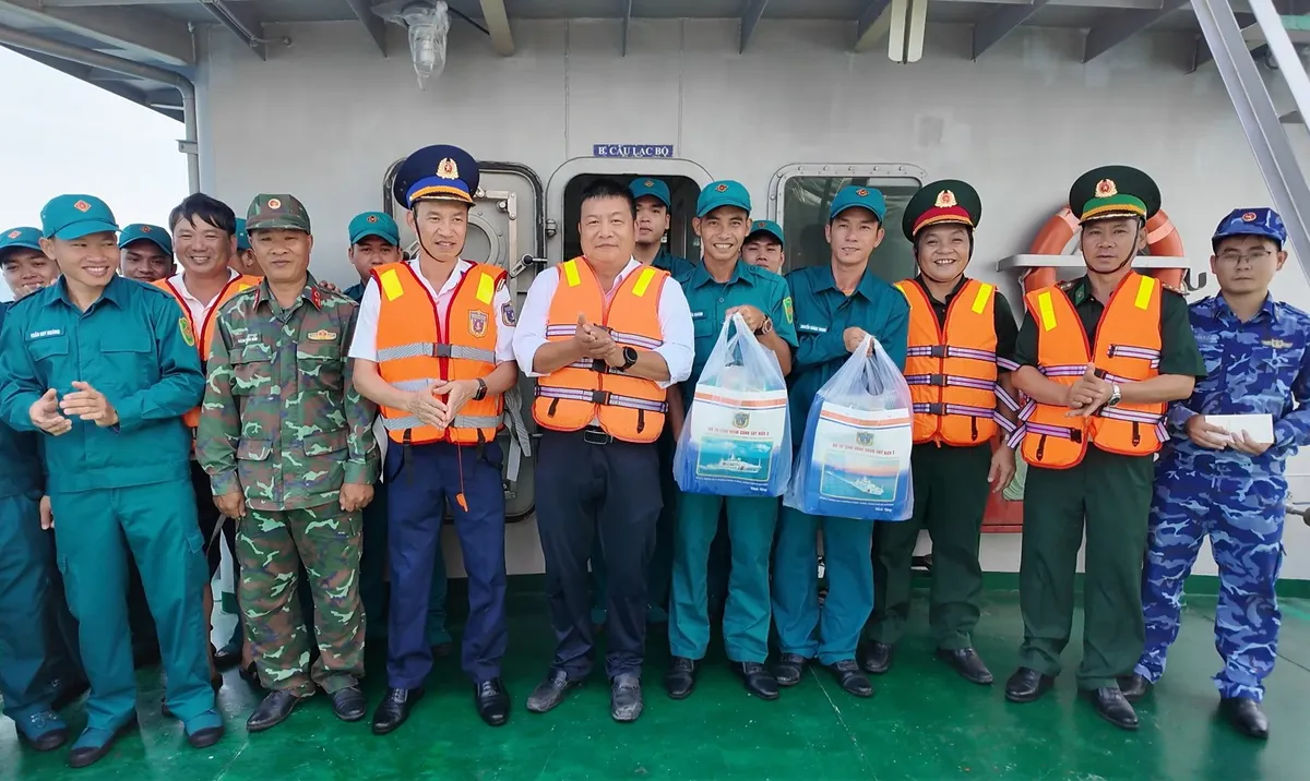 Cảnh sát biển Việt Nam đồng hành cùng quân và dân đặc khu Phú Quý - Ảnh 7.
