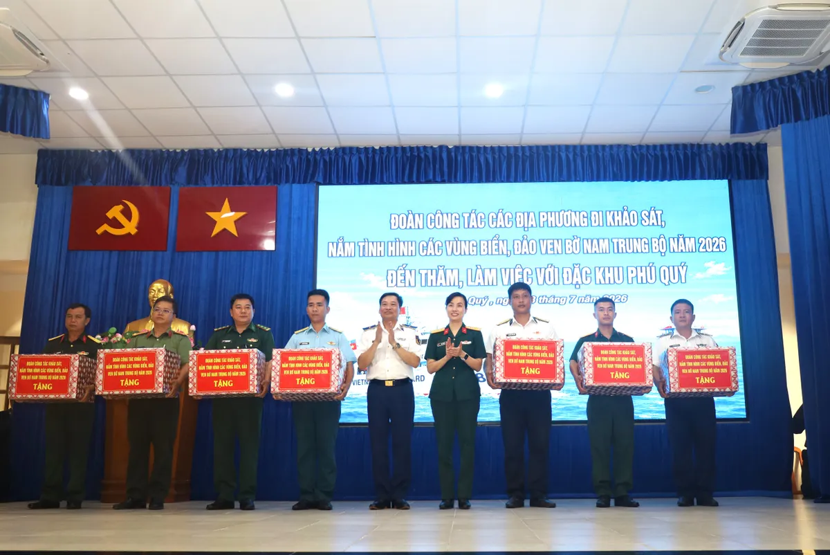 Cảnh s&aacute;t biển Việt Nam đồng h&agrave;nh c&ugrave;ng qu&acirc;n v&agrave; d&acirc;n đặc khu Ph&uacute; Qu&yacute; - Ảnh 6.