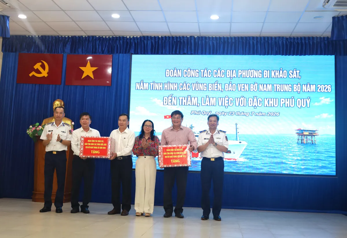 Cảnh s&aacute;t biển Việt Nam đồng h&agrave;nh c&ugrave;ng qu&acirc;n v&agrave; d&acirc;n đặc khu Ph&uacute; Qu&yacute; - Ảnh 3.