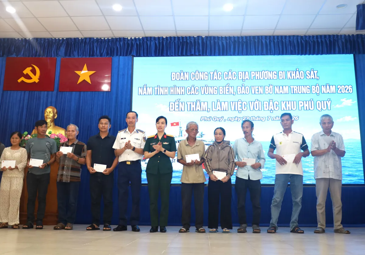 Cảnh s&aacute;t biển Việt Nam đồng h&agrave;nh c&ugrave;ng qu&acirc;n v&agrave; d&acirc;n đặc khu Ph&uacute; Qu&yacute; - Ảnh 5.