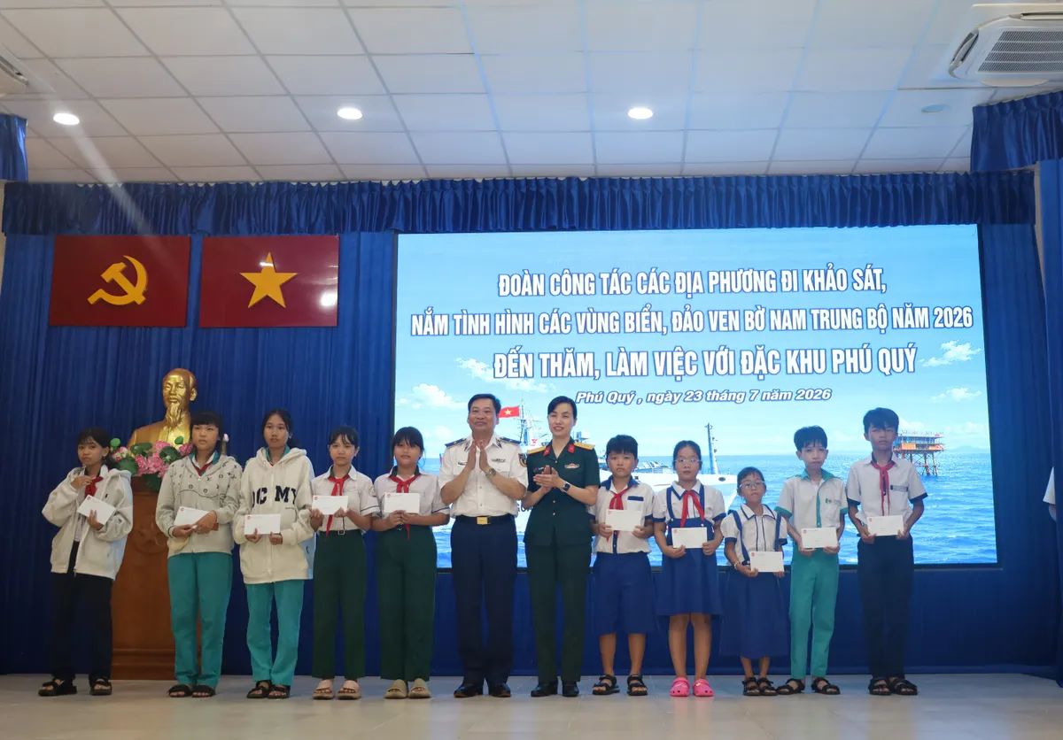 Cảnh s&aacute;t biển Việt Nam đồng h&agrave;nh c&ugrave;ng qu&acirc;n v&agrave; d&acirc;n đặc khu Ph&uacute; Qu&yacute; - Ảnh 4.