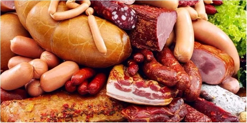 C&aacute;c m&oacute;n thịt c&oacute; thể l&agrave;m tăng nguy cơ tổn thương ni&ecirc;m mạc dạ d&agrave;y, g&acirc;y hại sức khỏe.- Ảnh 1.