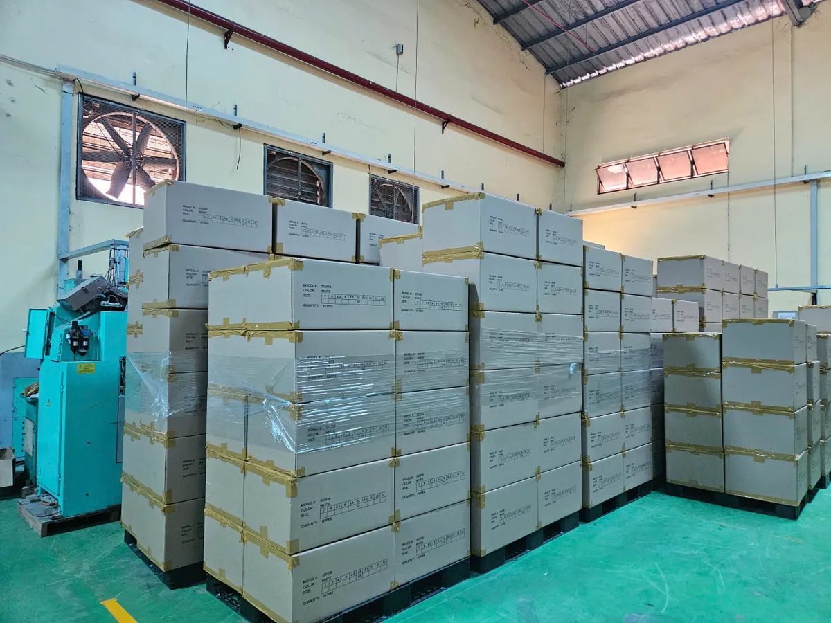 Phát hiện nhà máy sản xuất số lượng lớn giày giả mạo nhãn hiệu NIKE xuất khẩu vào Hoa Kỳ tại TP Hồ Chí Minh - Ảnh 1.