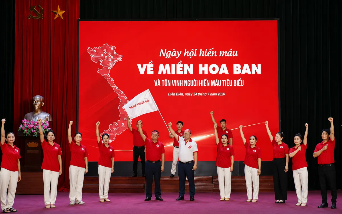 Nghi thức hô khẩu hiệu truyền thống của Hành trình đỏ. Ảnh: QĐ