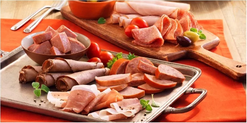 C&aacute;c m&oacute;n thịt c&oacute; thể l&agrave;m tăng nguy cơ tổn thương ni&ecirc;m mạc dạ d&agrave;y, g&acirc;y hại sức khỏe.- Ảnh 2.