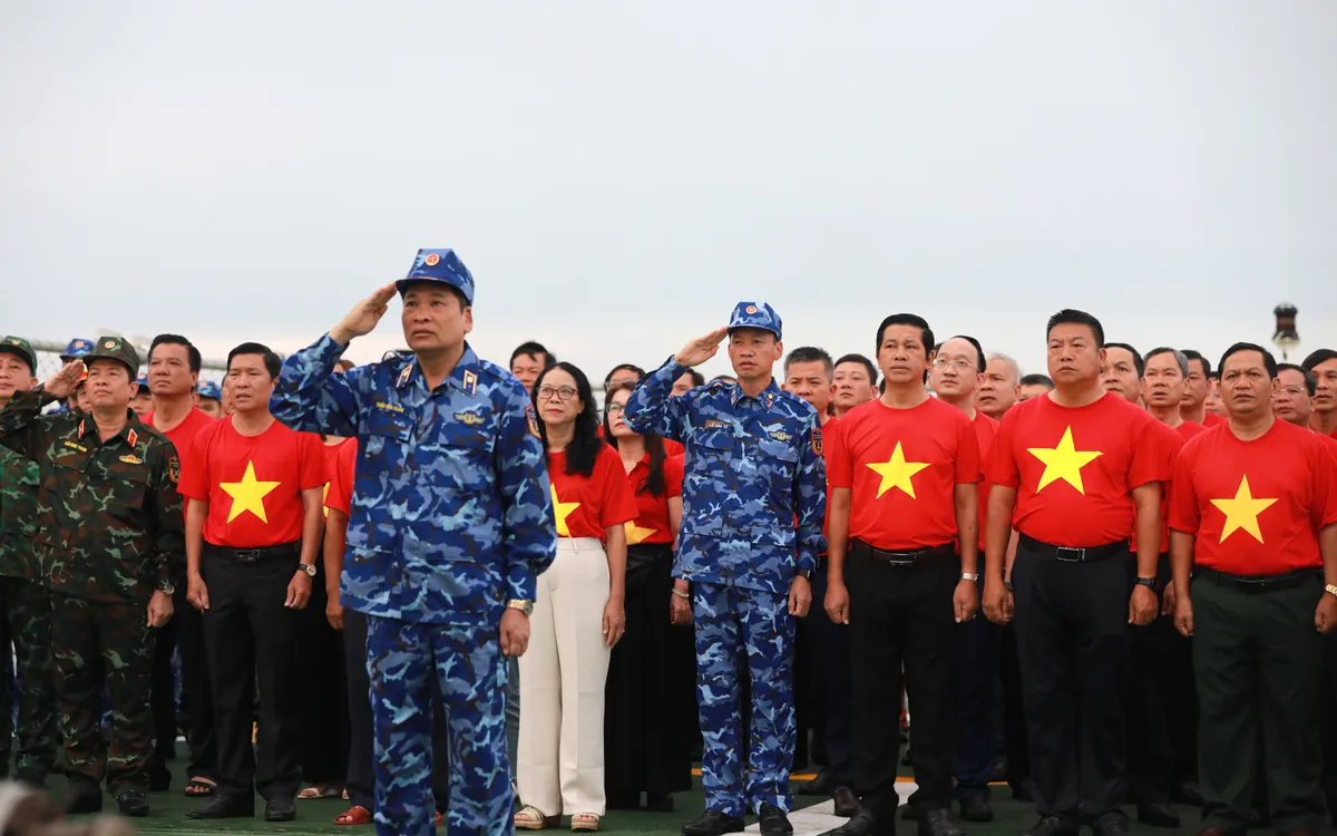 Các đại biểu tham gia chào cờ.