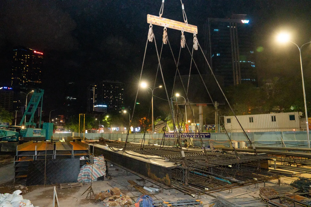 H&agrave; Nội: Tuyến Metro số 5 hạ th&agrave;nh c&ocirc;ng lồng th&eacute;p 38,5 tấn tại Ga S3  - Ảnh 1.