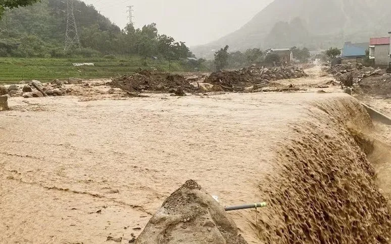Sạt lở trên Quốc lộ 32, đoạn qua bản Chít, xã Mường Than, khiến các phương tiện không thể lưu thông. (Ảnh: TTXVN phát)
