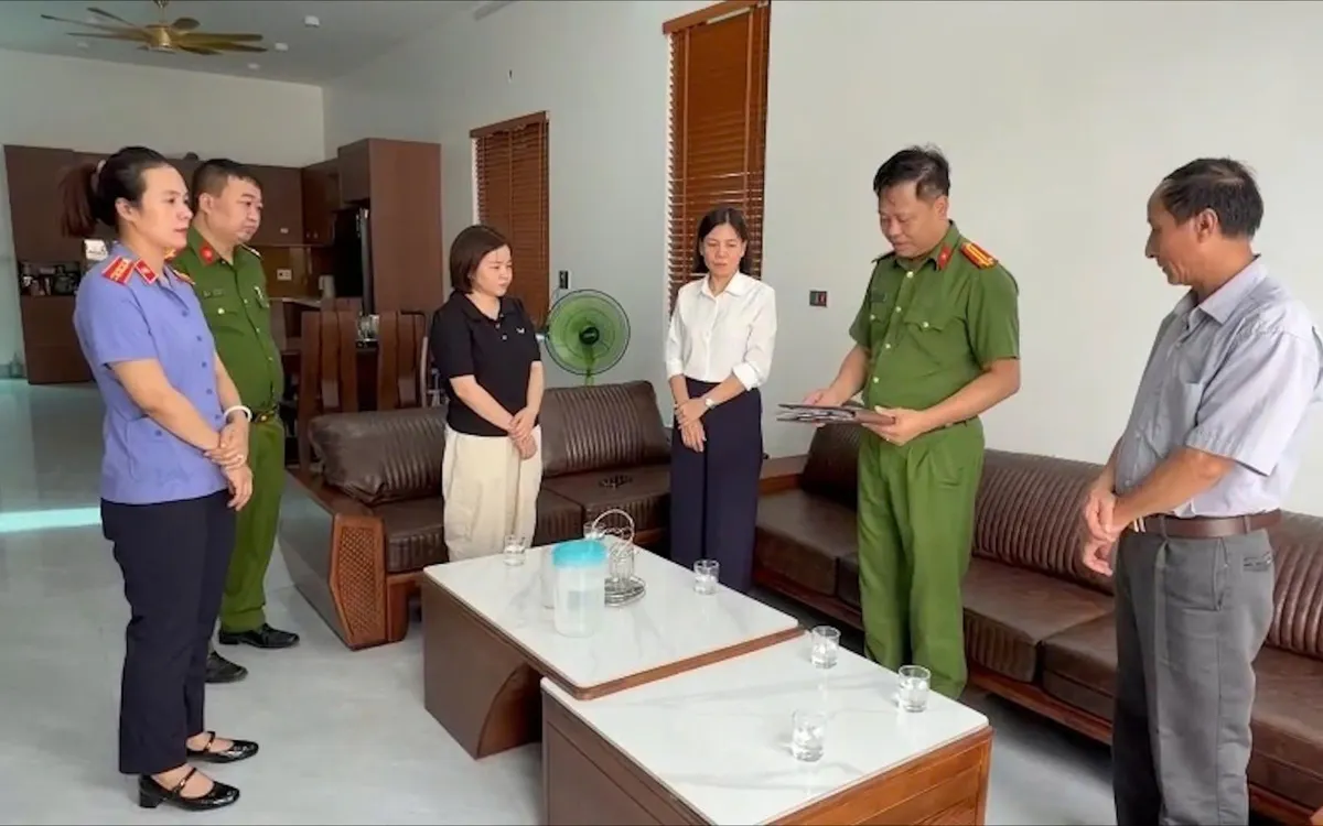 Cơ quan điều tra ra quyết định khởi tố Chu Thị Khánh Linh (áo đen). Ảnh: CAPT