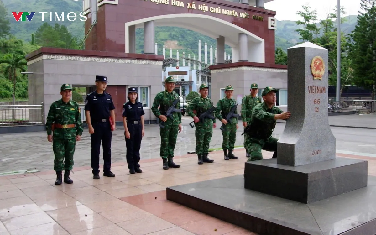 Hai lực lượng tuần tra, kiểm tra hệ thống mốc quốc giới, kịp thời trao đổi thông tin về công tác quản lý, bảo vệ biên giới. Ảnh: Đức Duẩn