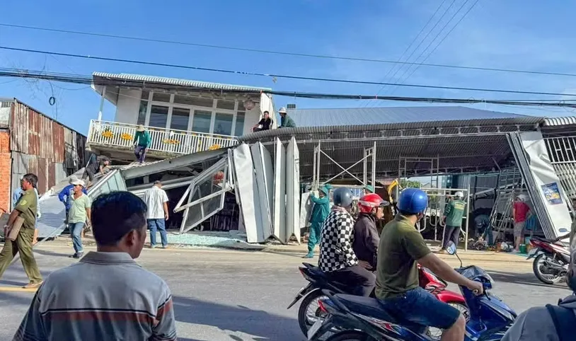 Sạt lở làm sập nhiều nhà ven sông Cái Sắn (Cần Thơ) - Ảnh 1.