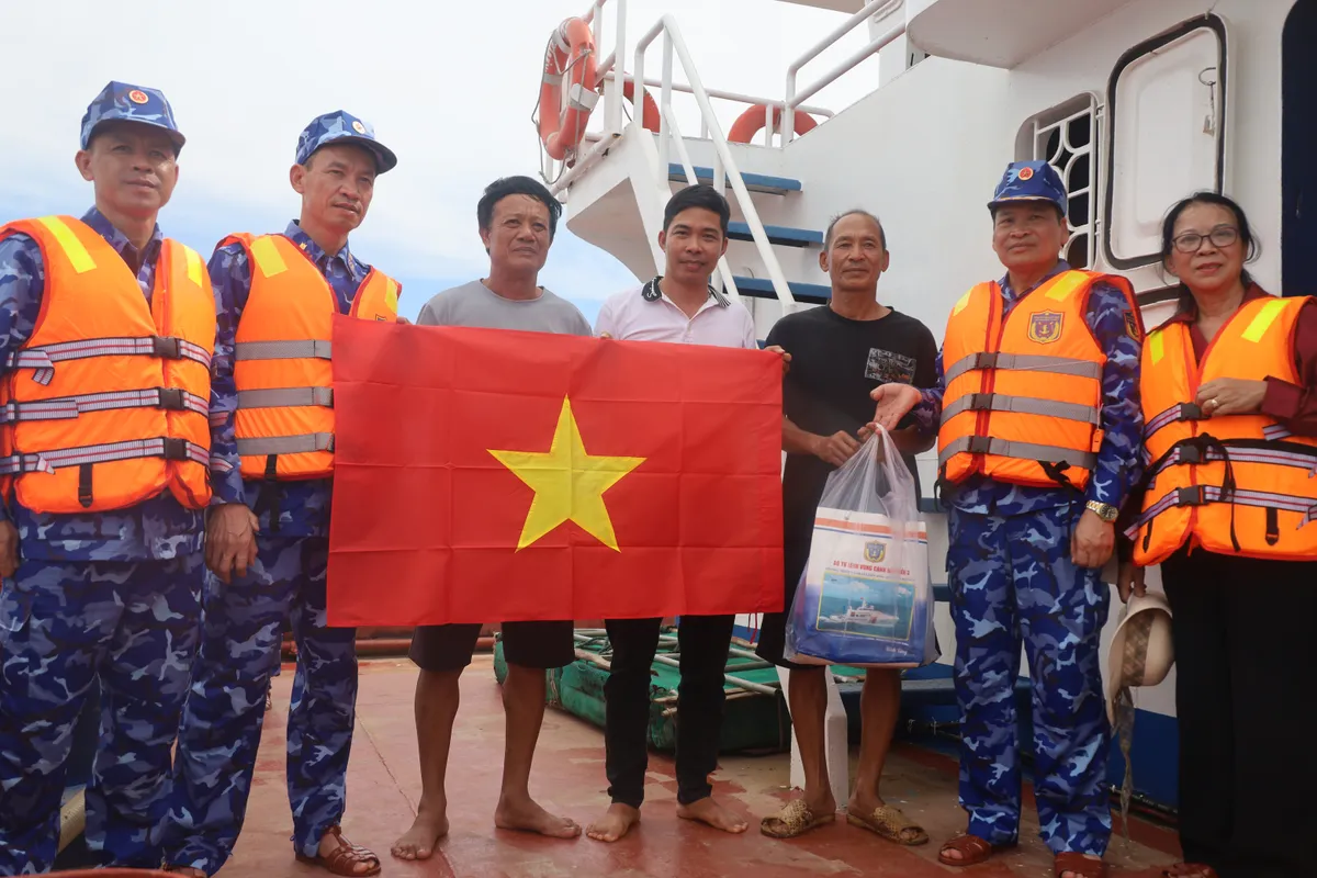 Thi&ecirc;ng li&ecirc;ng Lễ ch&agrave;o cờ giữa tr&ugrave;ng khơi tr&ecirc;n t&agrave;u Cảnh s&aacute;t biển 8001 - Ảnh 2.
