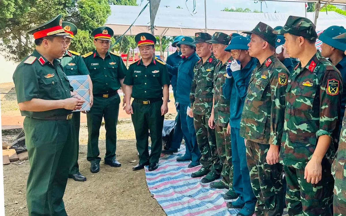Tại thực địa nơi tìm kiếm, quy tập, Thiếu tướng Nguyễn Ngọc Ngân, Phó chủ nhiệm chính trị Quân khu 2 trao Quyết định thăng quân hàm cho sĩ quan năm 2026 cho cán bộ đôi tìm kiếm, quy tập HCLS Bộ chỉ huy quân sự tỉnh Lào Cai