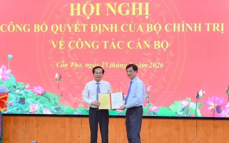 Trưởng Ban Tổ chức Trung ương Nguyễn Duy Ngọc trao Quyết định cho đồng chí Đỗ Thanh Bình - Ảnh: VGP