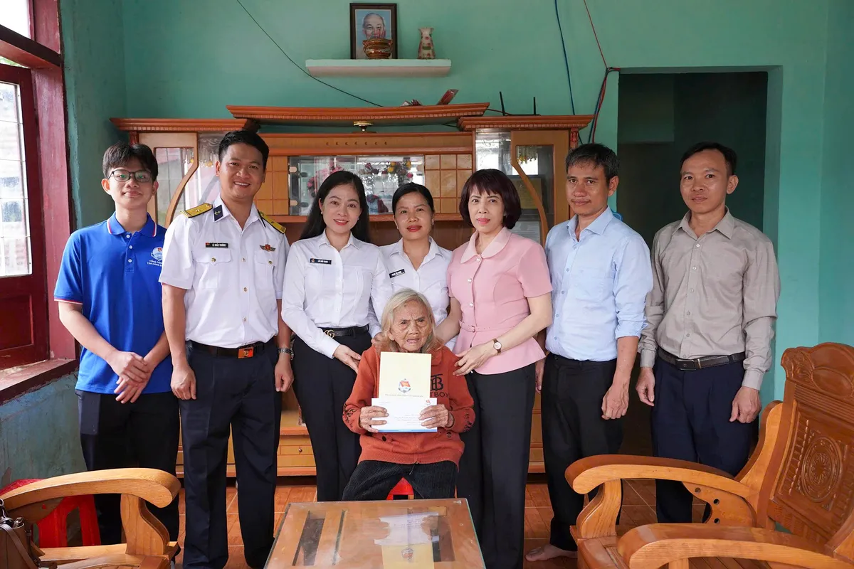 Binh đoàn 20: Trọn nghĩa tri ân các Mẹ Việt Nam Anh hùng, thân nhân liệt sĩ - Ảnh 1.