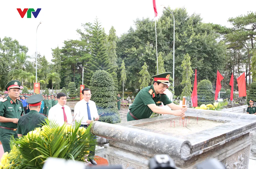 Đại tướng Phan Văn Giang dâng hương tri ân các Anh hùng liệt sĩ tại Lâm Đồng- Ảnh 1.
