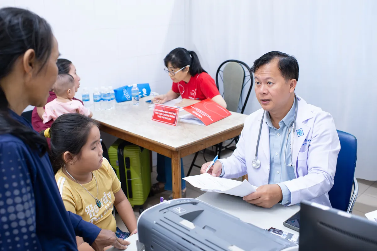 Kh&aacute;m s&agrave;ng lọc tim bẩm sinh - Trao cơ hội sống khỏe cho trẻ em tr&ecirc;n địa b&agrave;n tỉnh Kh&aacute;nh H&ograve;a- Ảnh 11.