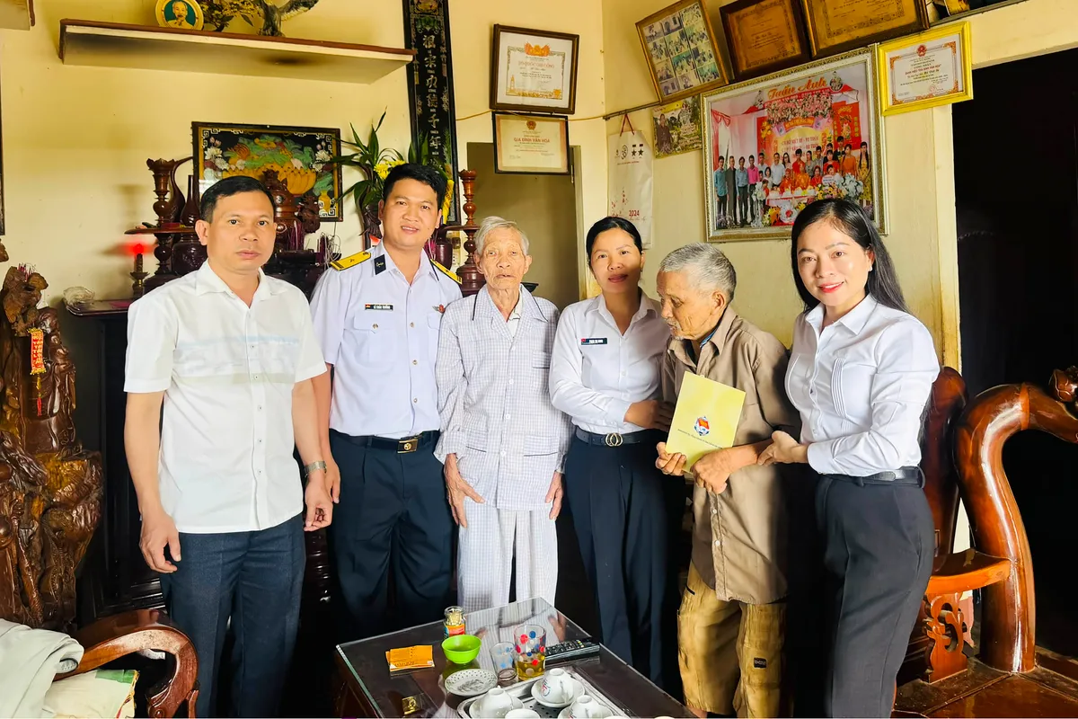 Binh đoàn 20: Trọn nghĩa tri ân các Mẹ Việt Nam Anh hùng, thân nhân liệt sĩ - Ảnh 2.