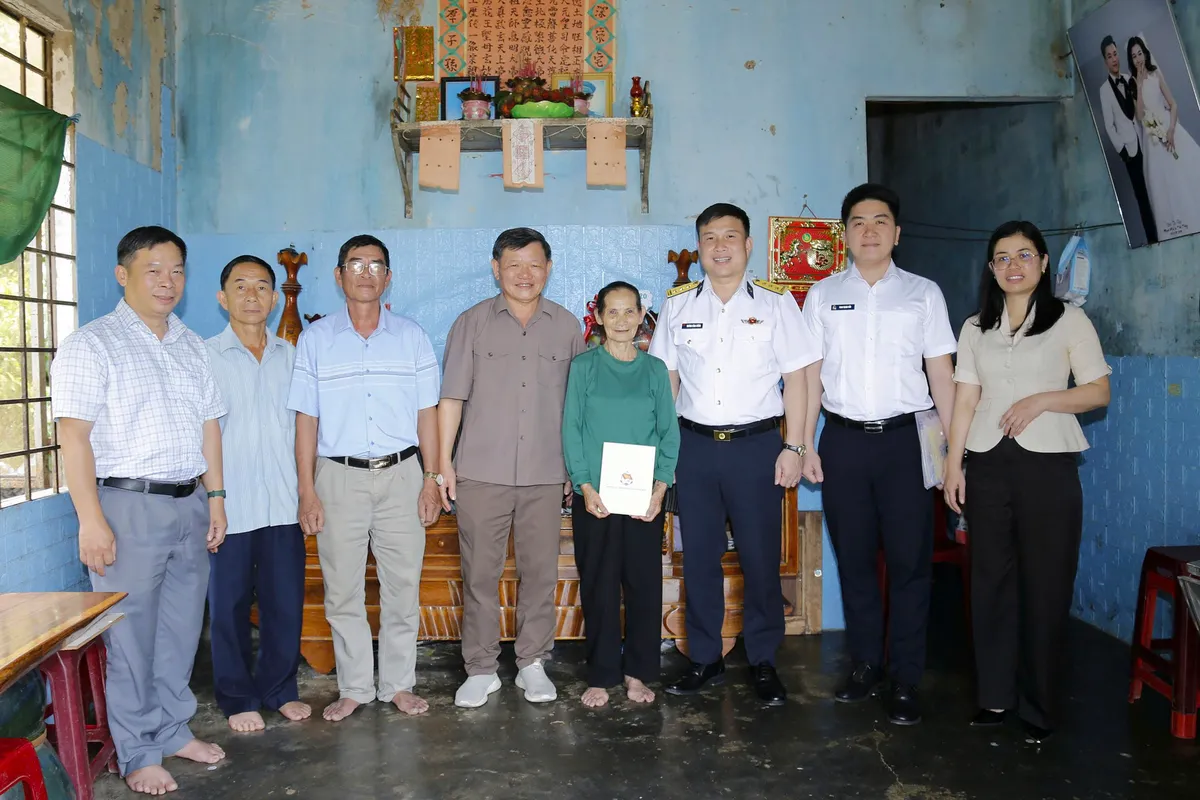 Binh đoàn 20: Trọn nghĩa tri ân các Mẹ Việt Nam Anh hùng, thân nhân liệt sĩ - Ảnh 3.
