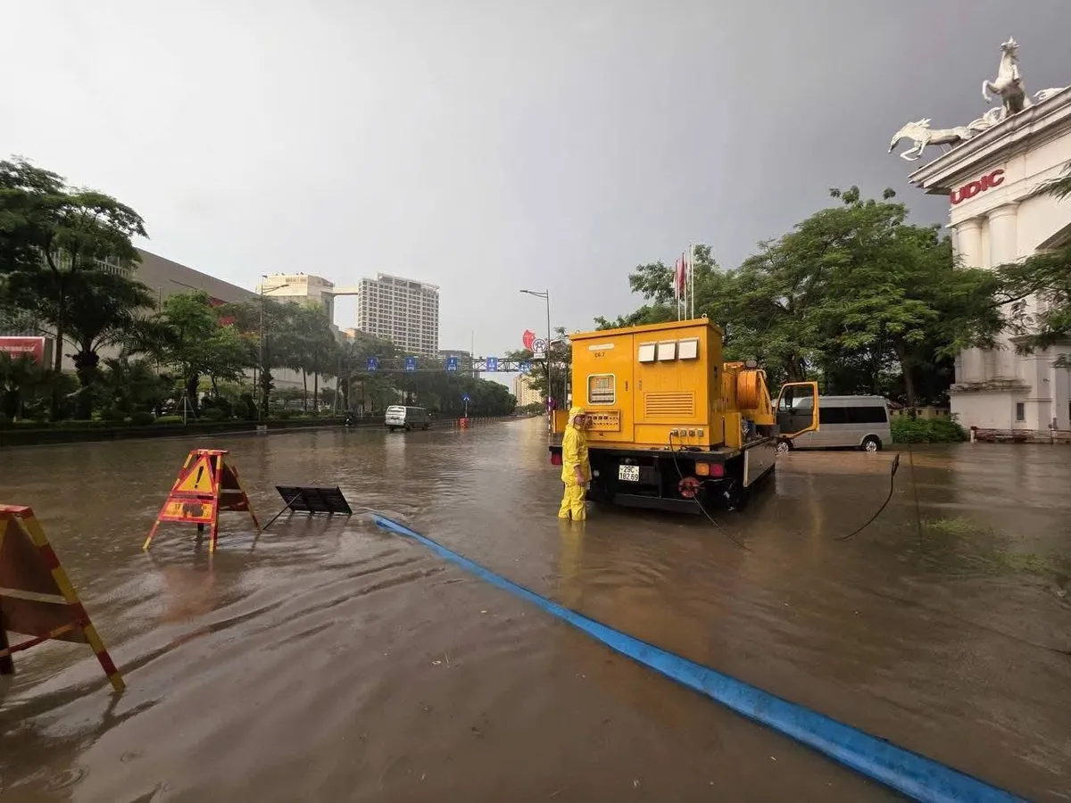 Hà Nội lý giải vì sao đường Võ Chí Công ngập cục bộ, tiêu thoát nước chậm sau mưa lớn - Ảnh 1.