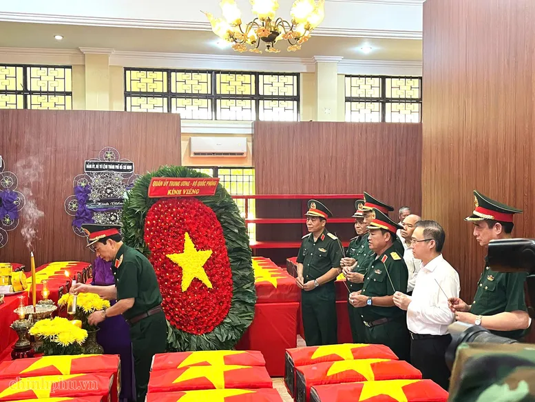 Đại tướng Phan Văn Giang dâng hương tưởng niệm các Anh hùng liệt sĩ tại Công viên Lê Thị Riêng - Ảnh 1.