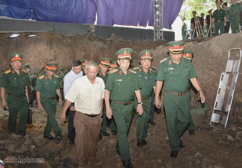 Đại tướng Phan Văn Giang dâng hương tưởng niệm các Anh hùng liệt sĩ tại Công viên Lê Thị Riêng - Ảnh 2.