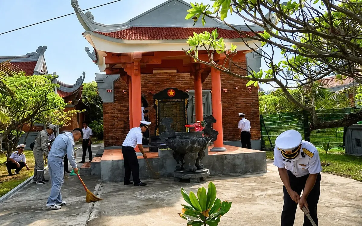 Chính trang khuôn viên trước bia tưởng niệm các Anh hùng Liệt sĩ hi sinh tại Gạc Ma
