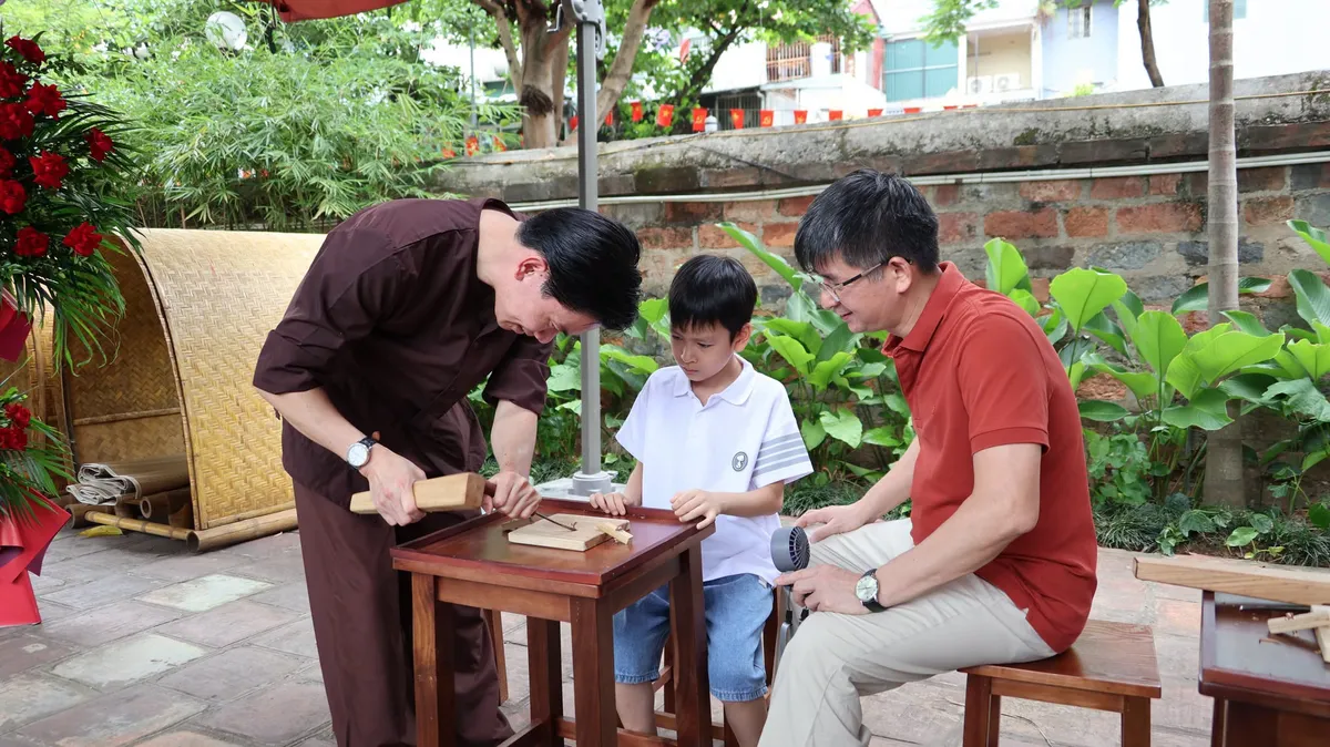 Nối d&agrave;i sức sống di sản từ trải nghiệm chạm khắc gỗ tại Văn Miếu - Quốc Tử Gi&aacute;m- Ảnh 1.