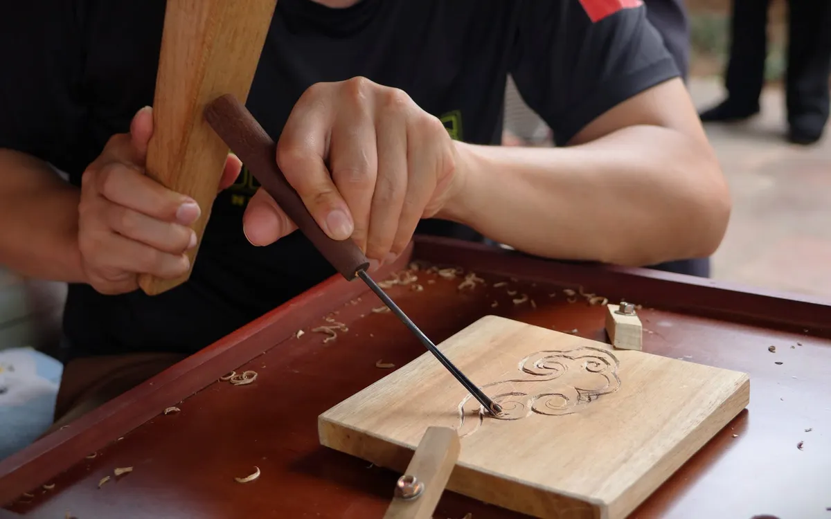 Nối d&agrave;i sức sống di sản từ trải nghiệm chạm khắc gỗ tại Văn Miếu - Quốc Tử Gi&aacute;m- Ảnh 3.