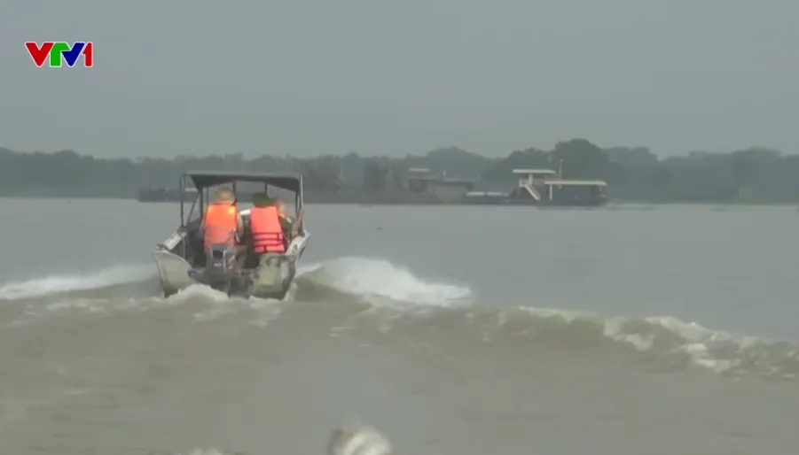 H&agrave; Nội tăng cường kiểm tra khai th&aacute;c c&aacute;t, bến b&atilde;i tr&ecirc;n s&ocirc;ng Hồng trong m&ugrave;a mưa lũ - Ảnh 1.