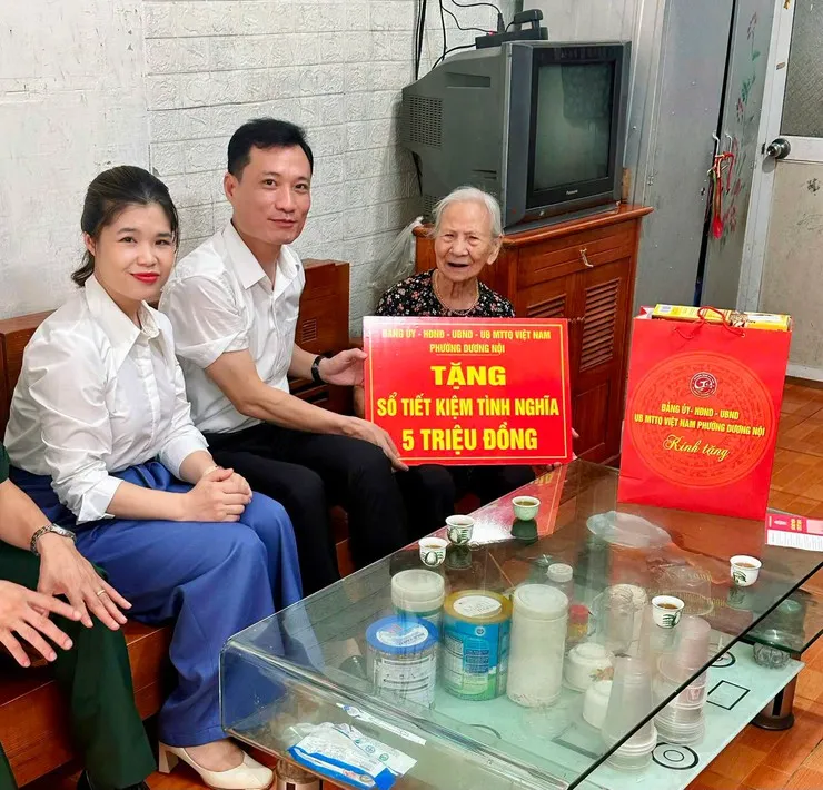 Ấm lòng những sổ tiết kiệm tình nghĩa trao tận tay người có công tại phường Dương Nội (Hà Nội) - Ảnh 3.
