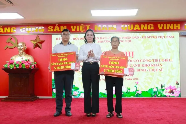 Ấm lòng những sổ tiết kiệm tình nghĩa trao tận tay người có công tại phường Dương Nội (Hà Nội) - Ảnh 1.