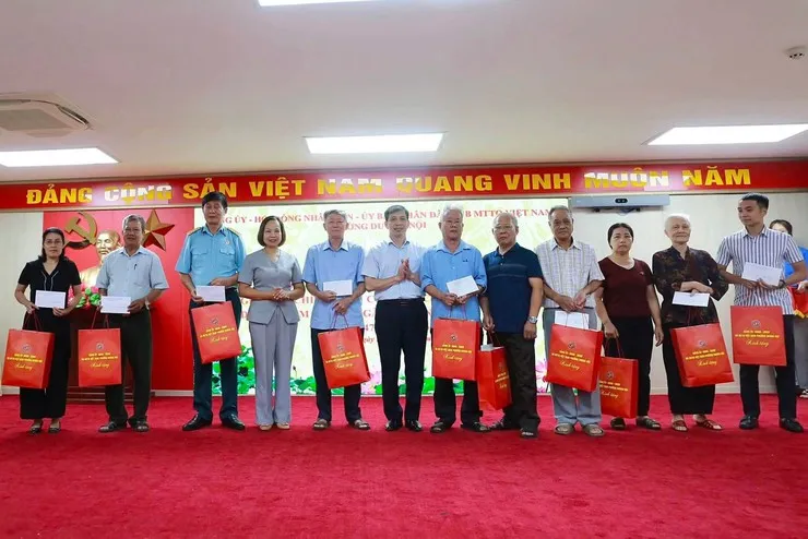 Ấm lòng những sổ tiết kiệm tình nghĩa trao tận tay người có công tại phường Dương Nội (Hà Nội) - Ảnh 2.